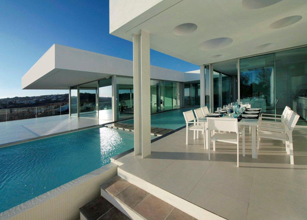 une maison moderne avec vue mer
